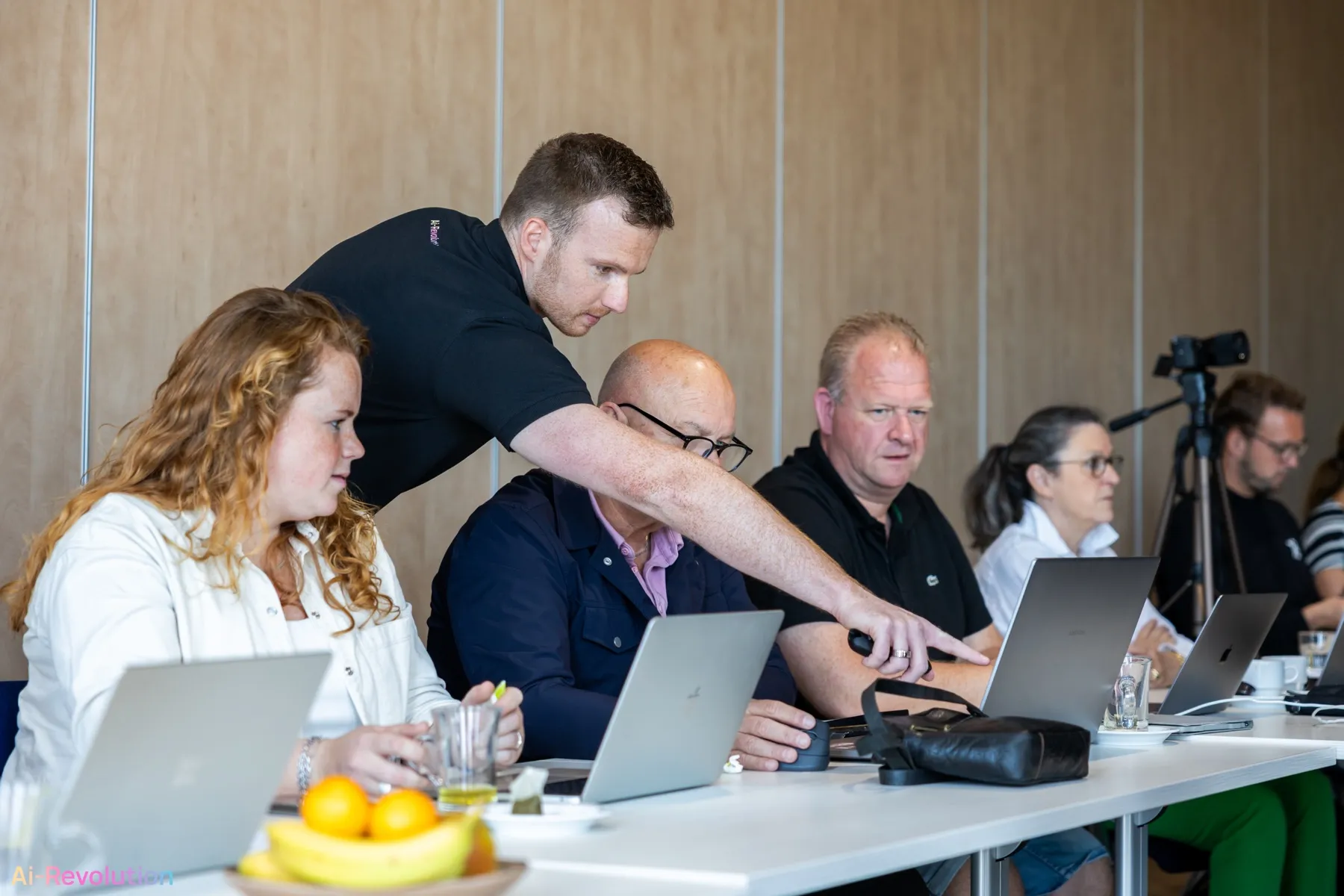 Ai-Revolution training in actie: Mika begeleidt een team achter laptops